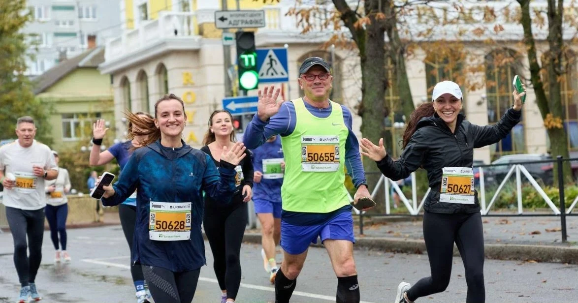 Родина Олега Дзюбака з Городка пробігла 5 км на марафоні Незламності у Хмельницькому