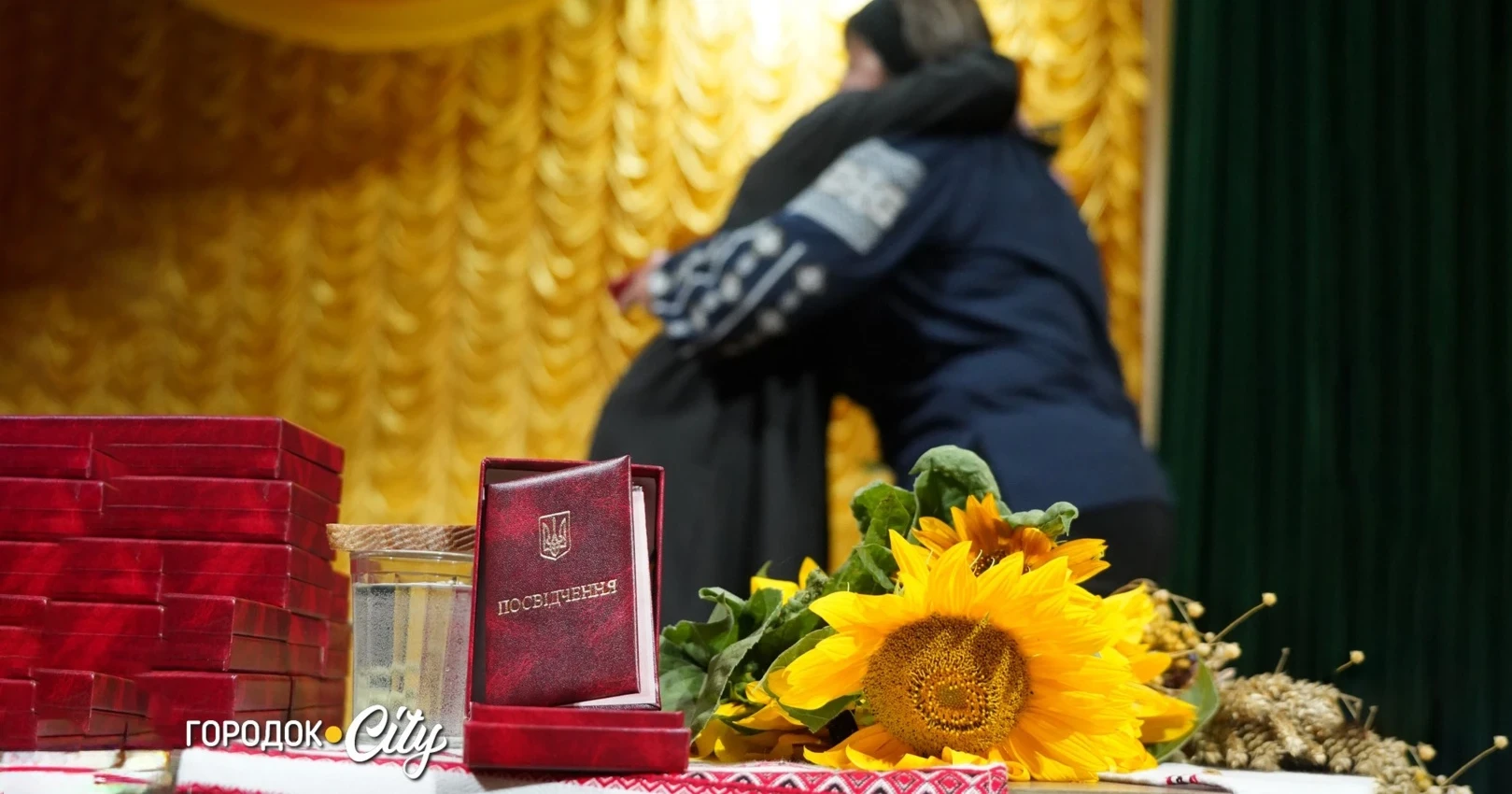 «Ми хочемо, щоб наших дітей пам’ятали»: у Городку матерям загиблих захисників вручили відзнаки
