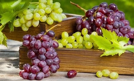 Солодкі й пікантні страви з винограду: салат, запечена курка та домашній десерт