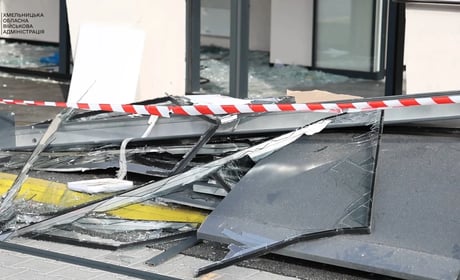 Ворожа атака на Хмельниччину: четверо людей поранені, пошкоджений медичний заклад