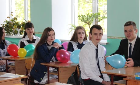 10 років тому: як діти вітали своїх батьків-учителів із професійним святом