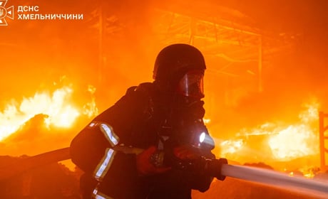 Десять ударів по «Епіцентру», шестеро поранених та пожежі: наслідки російських атак на Хмельниччину