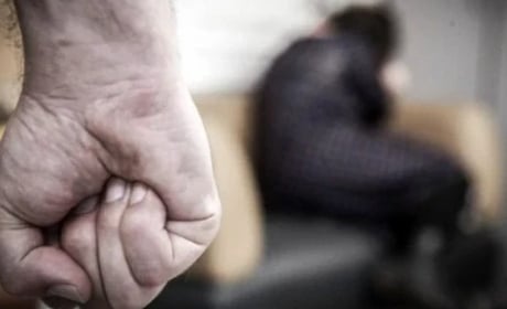 На Хмельниччині суд заборонив чоловікові контактувати з матір’ю через домашнє насильство