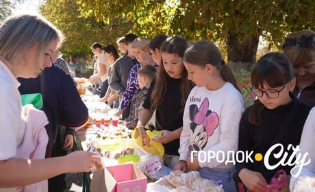 У Городоцькому ліцеї №1 на ярмарку зібрали понад 28 тисяч гривень для ЗСУ