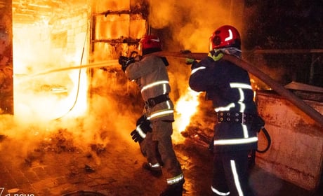 Рятувальники Хмельниччини під час пожежі в магазині врятували двох жінок