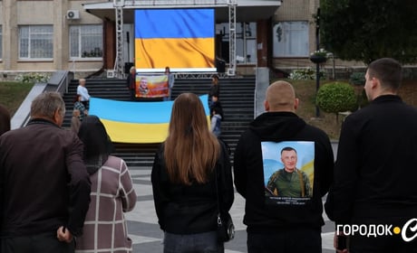 «Дуже важко, але ми тримаємо». У Городку вшанували пам’ять Сергія Пігунова у річницю його загибелі
