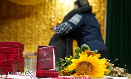 «Ми хочемо, щоб наших дітей пам’ятали»: у Городку матерям загиблих захисників вручили відзнаки
