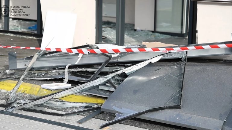 Ворожа атака на Хмельниччину: четверо людей поранені, пошкоджений медичний заклад