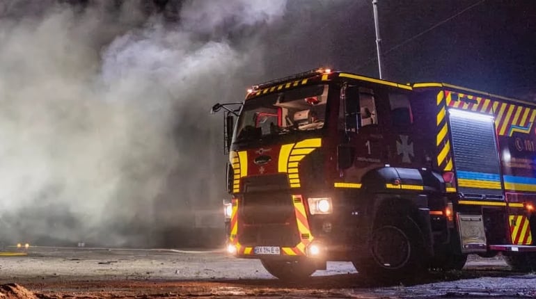 «Неспокійна ніч на Хмельниччині»: горіли складські приміщення, є поранений