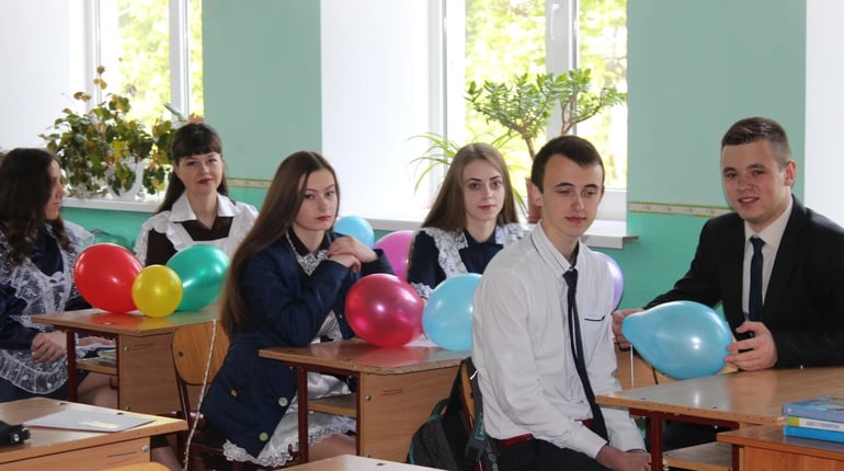 10 років тому: як діти вітали своїх батьків-учителів із професійним святом
