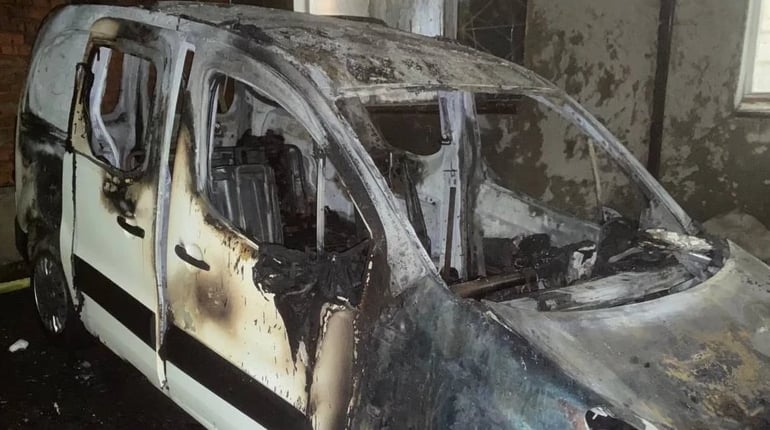 Вогонь охопив салон і моторний відсік: у Городку горів автомобіль