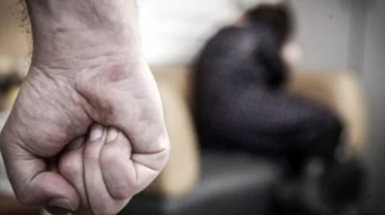 На Хмельниччині суд заборонив чоловікові контактувати з матір’ю через домашнє насильство