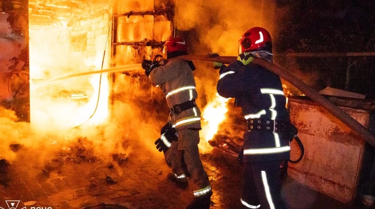 Рятувальники Хмельниччини під час пожежі в магазині врятували двох жінок