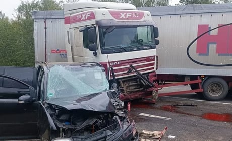 На Шепетівщині зіткнулися «DAF» і «Volkswagen»: водія легковика госпіталізували