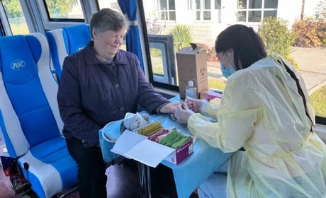 Мобільні медичні команди охопили обстеженнями 61 село Хмельниччини