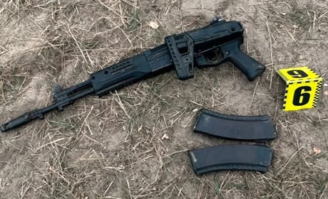 На Славутчині поліцейські затримали двох чоловіків, які погрожували правоохоронцям зброєю