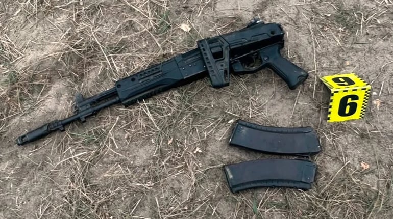 На Славутчині поліцейські затримали двох чоловіків, які погрожували правоохоронцям зброєю