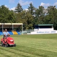 Запитай у Білла: біляївці просять попереджати, коли обробляють газон на стадіоні. Що кажуть у ДЮСШ