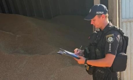 В Ізмаїлі на підприємстві чоловіка засипало зерном: він загинув