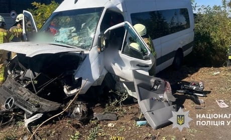 Поблизу Нерубайського мікроавтобус в’їхав у відбійник і бетонні плити: загинула пасажирка