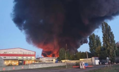 В Одеському районі після атаки РФ горить складський об’єкт: над Одесою видно чорний дим