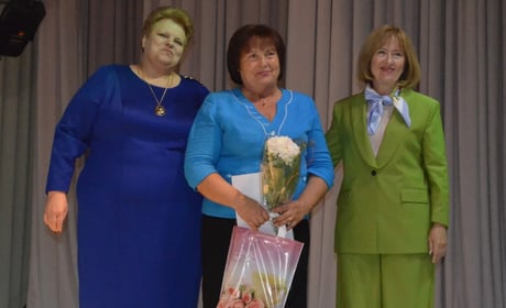 «Водій вантажівки не зупинився»: вчителька з Біляївки опинилась у реанімації після падіння на дорогу