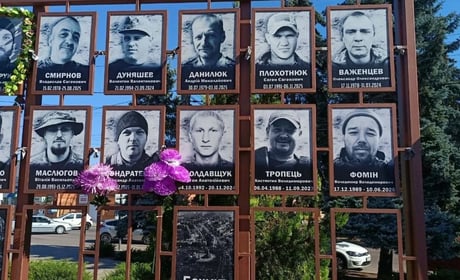 Пам’ять про загиблих і надія на повернення зниклих: у Біляївці встановили нові портрети