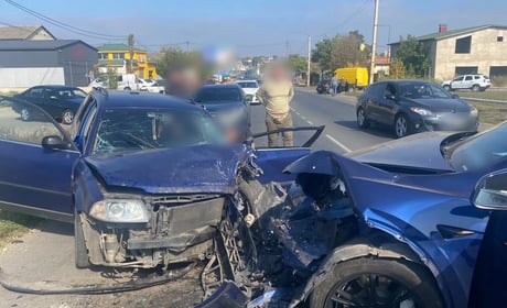 У Великодолинському зіткнулися Tesla та Volkswagen: обох водіїв госпіталізували