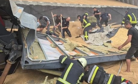 Обвал зернового складу в Рені: під завалами загинула жінка