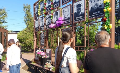 Хвилина мовчання та квіти до Стели пам’яті: як у Біляївці вшанували загиблих захисників