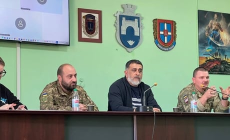 ДНК-експертизи, пошук і полон: про що говорили з родинами військових у Біляївці