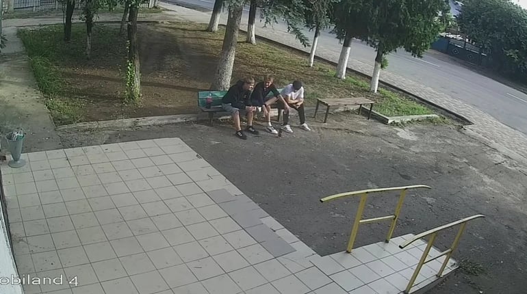 У Біляївці поблизу ТЦК молодь, ймовірно неповнолітні, розпивали алкоголь