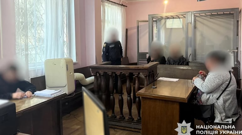 Жінку з Роздільнянського району підозрюють у катуванні прийомного сина