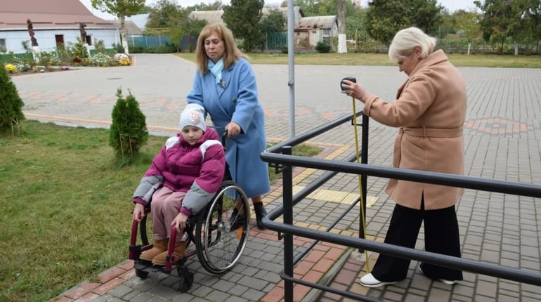 Наскільки зручно пересуватися Біляївкою: у місті провели перевірку доступності