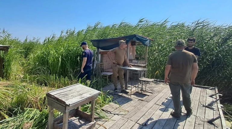 Береги Дністра звільняють від незаконних кунгів та альтанок