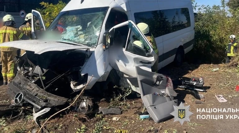 Поблизу Нерубайського мікроавтобус в’їхав у відбійник і бетонні плити: загинула пасажирка