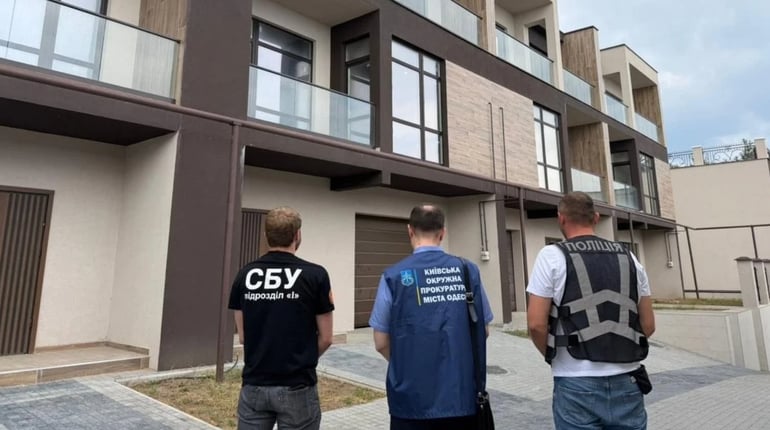 Захопив схили Одеси на 50 млн грн: поліція викрила схему з таунхаусами