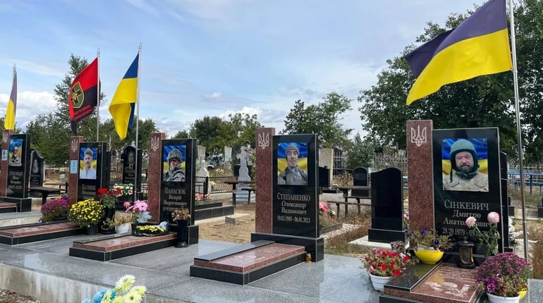 У Біляївці продовжують встановлювати пам'ятники на Алеї слави