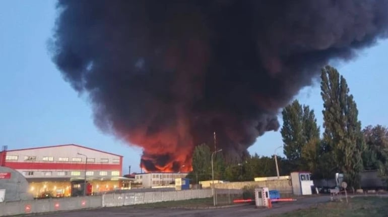 В Одеському районі після атаки РФ горить складський об’єкт: над Одесою видно чорний дим