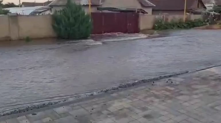 Тонни води на вулицях і відсутність цілодобової аварійної бригади: що відомо про ситуацію в Біляївці