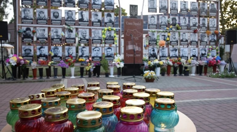 «Герой громади»: у Біляївці передали відзнаки родинам загиблих військових