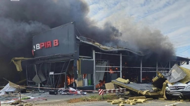 В Одеському районі російський дрон влучив у магазин: є поранені