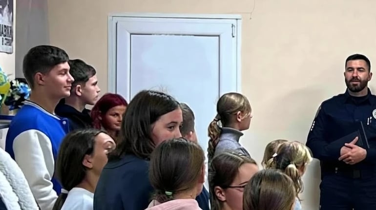 Поліцейський відвідав Граденицьку гімназію: про що говорили з дітьми