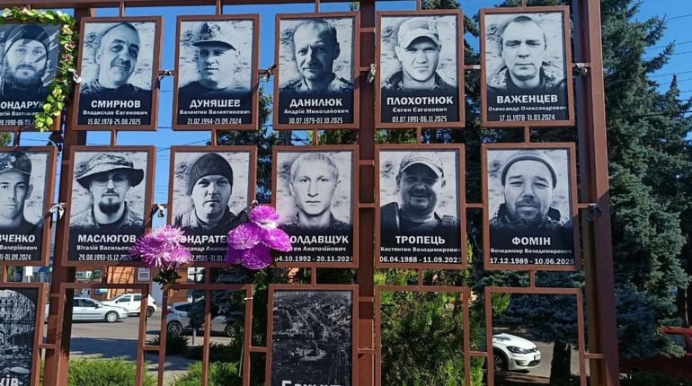 Пам’ять про загиблих і надія на повернення зниклих: у Біляївці встановили нові портрети
