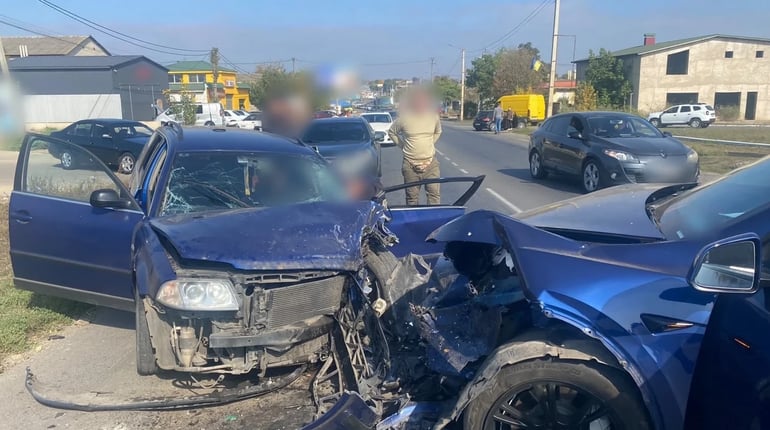 У Великодолинському зіткнулися Tesla та Volkswagen: обох водіїв госпіталізували