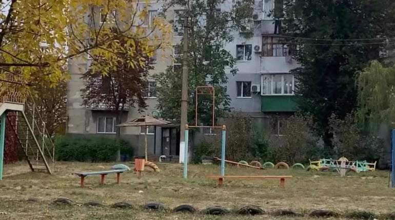 Дитячий майданчик у селищі Дністер занепадає: хто має ним опікуватися