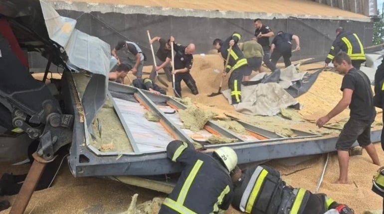 Обвал зернового складу в Рені: під завалами загинула жінка