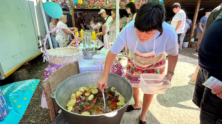 У Біляївці зібрали місцевих кулінарів і майстрів: чим пригощали на фестивалі