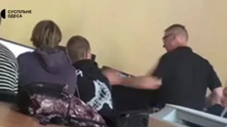 В Ізмаїлі працівник коледжу побив учня: скандал та звільнення