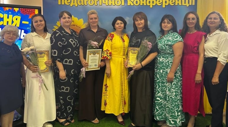 У Біляївському ліцеї №2 відзначили двох педагогинь та представили нового асистента вчителя